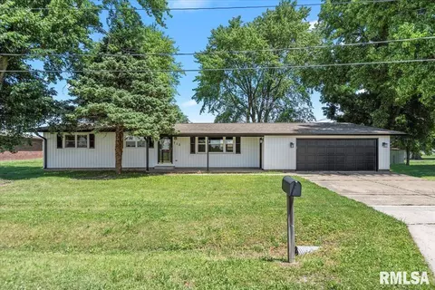 712 Trojan Rd, Auburn, IL 62615