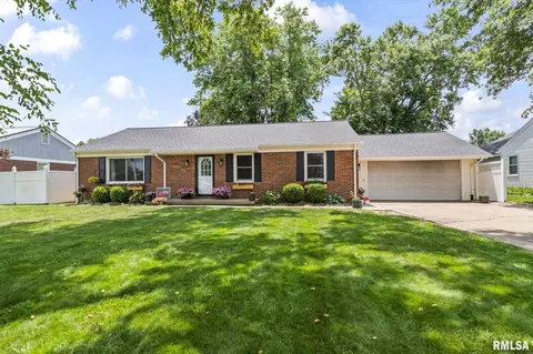 1822 Deerfield Rd, Chatham, IL 62629