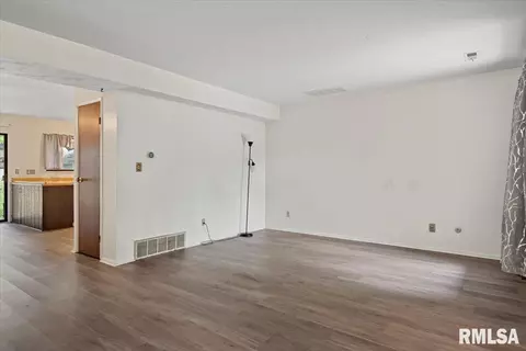 Living - 89 Trailridge Ln, Springfield, IL 62704 photo 5 of 5
