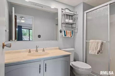 Bath - 89 Trailridge Ln, Springfield, IL 62704 photo 2 of 3