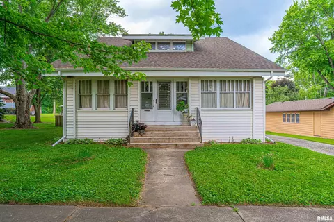 114 N Spring St, Mount Pulaski, IL 62548 photo 2
