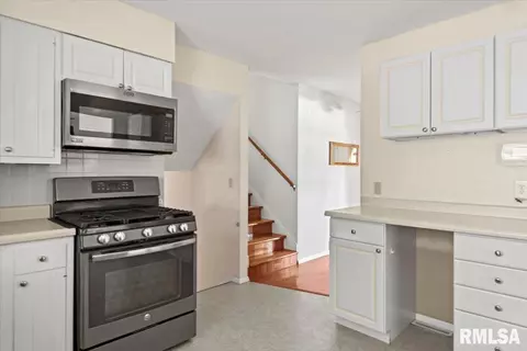 Entry Way - 52 Squires Rd, Springfield, IL 62704 photo 1 of 1