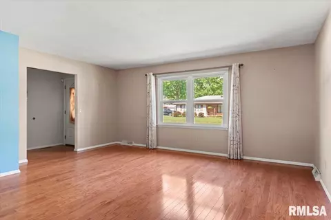 Living - 52 Squires Rd, Springfield, IL 62704 photo 1 of 7