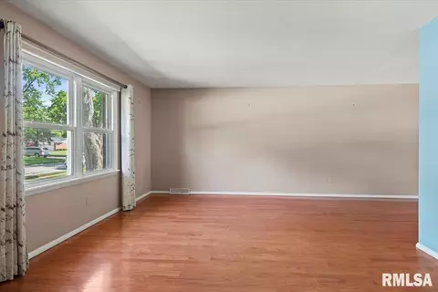 Living - 52 Squires Rd, Springfield, IL 62704 photo 2 of 7