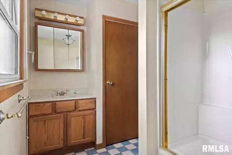 Bath - 52 Squires Rd, Springfield, IL 62704 photo 1 of 2