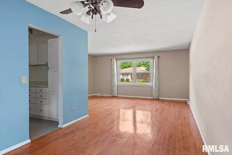 Living - 52 Squires Rd, Springfield, IL 62704 photo 5 of 7