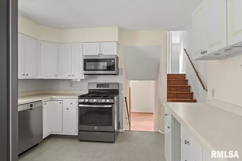 Kitchen - 52 Squires Rd, Springfield, IL 62704 photo 2 of 2