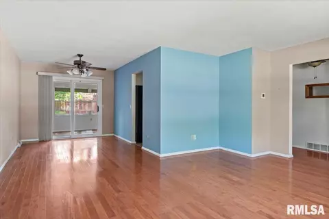 Living - 52 Squires Rd, Springfield, IL 62704 photo 4 of 7