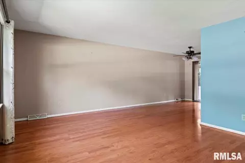 Living - 52 Squires Rd, Springfield, IL 62704 photo 3 of 7