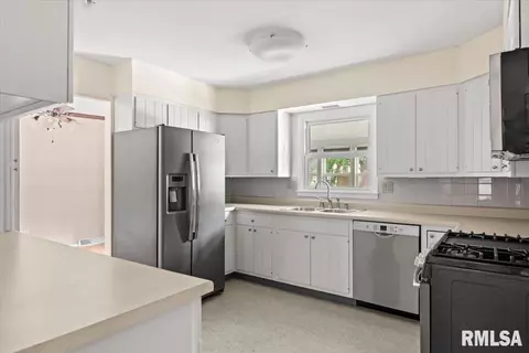Kitchen - 52 Squires Rd, Springfield, IL 62704 photo 1 of 2