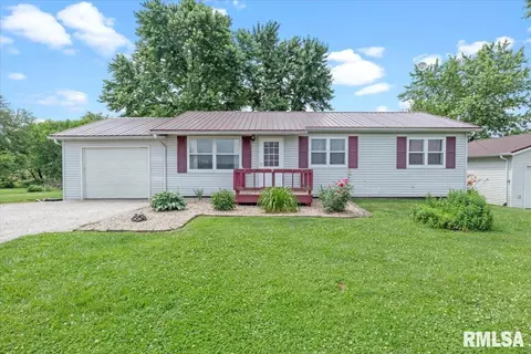 19581 Finney Rd, Girard, IL 62640