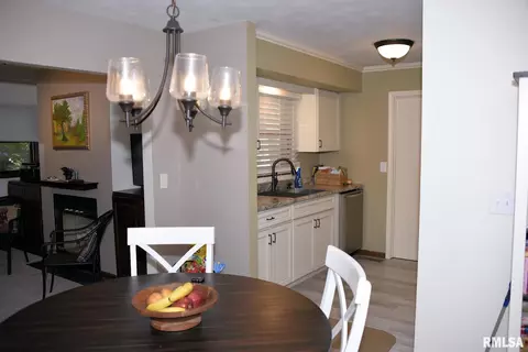 3227 Clarendon Dr, Springfield, IL 62704 photo 7