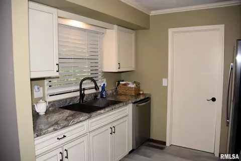 3227 Clarendon Dr, Springfield, IL 62704 photo 8