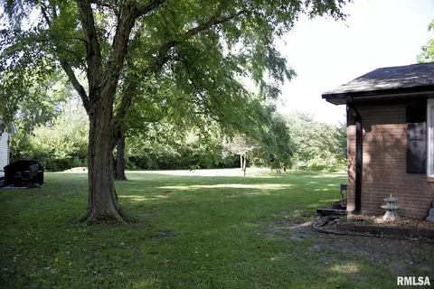 3227 Clarendon Dr, Springfield, IL 62704 photo 2