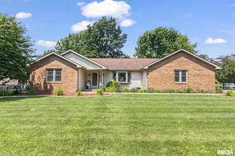 900 W Wind Rose Ln, Athens, IL 62613