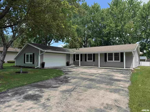 713 Pleasant Dr, Knoxville, IL 61448