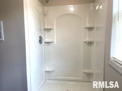 Bath - 929 W Governor St, Springfield, IL 62702 photo 3 of 3