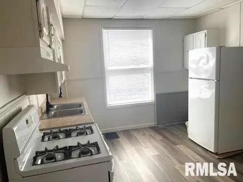 Kitchen - 929 W Governor St, Springfield, IL 62702 photo 2 of 2