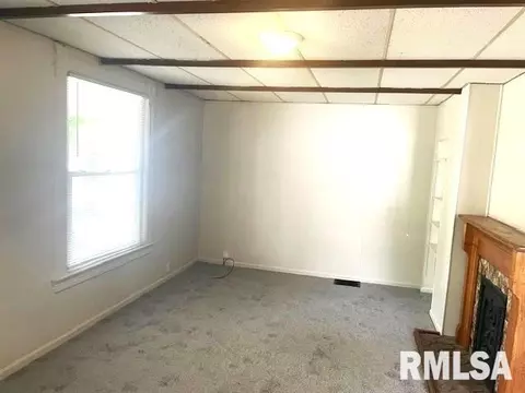 Living - 929 W Governor St, Springfield, IL 62702 photo 2 of 3