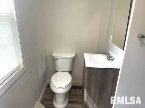 Bath - 929 W Governor St, Springfield, IL 62702 photo 2 of 3