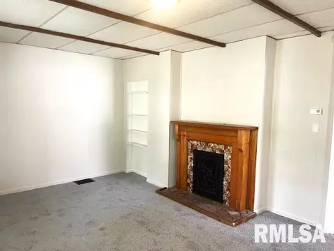 Living - 929 W Governor St, Springfield, IL 62702 photo 1 of 3