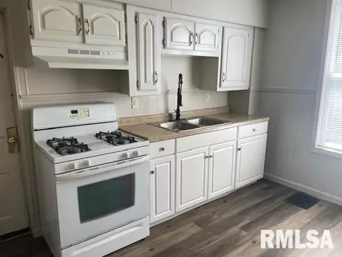 Kitchen - 929 W Governor St, Springfield, IL 62702 photo 1 of 2