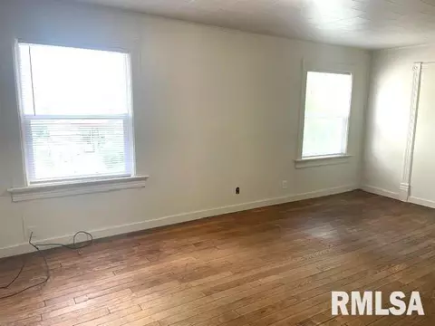 Living - 929 W Governor St, Springfield, IL 62702 photo 3 of 3