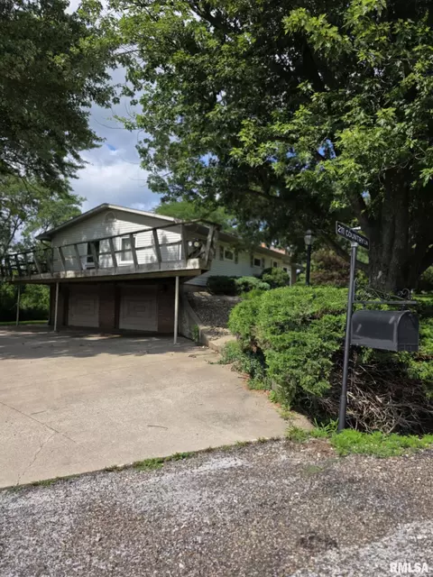 211 Country Ln, Quincy, IL 62305