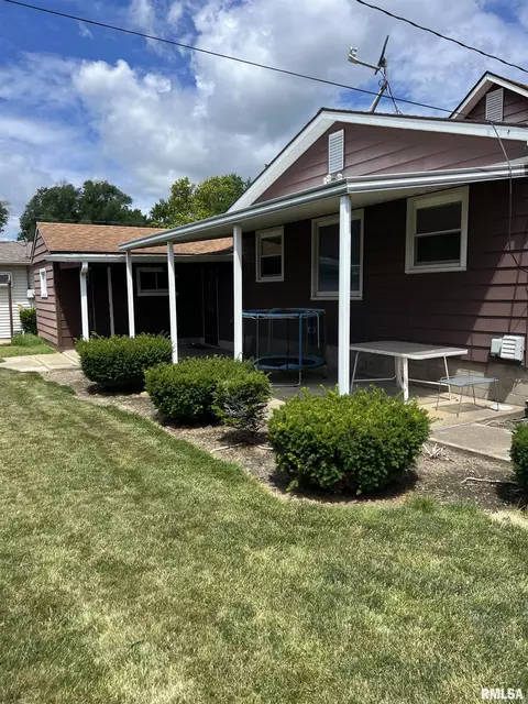 1712 E Washington St, Clinton, IL 61727 photo 3