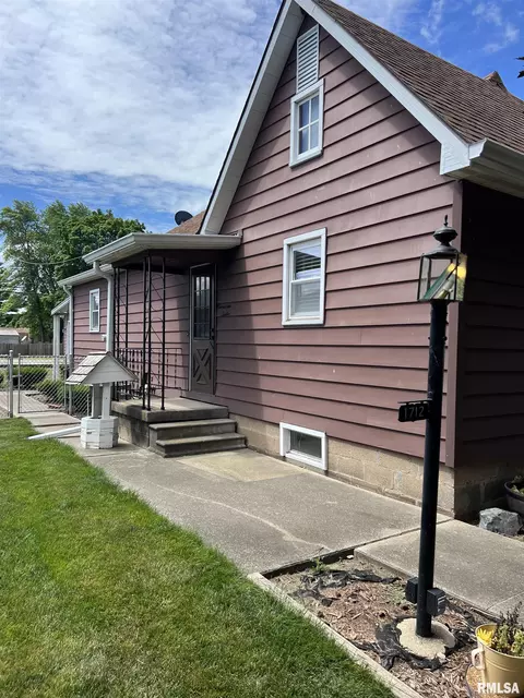 1712 E Washington St, Clinton, IL 61727 photo 2