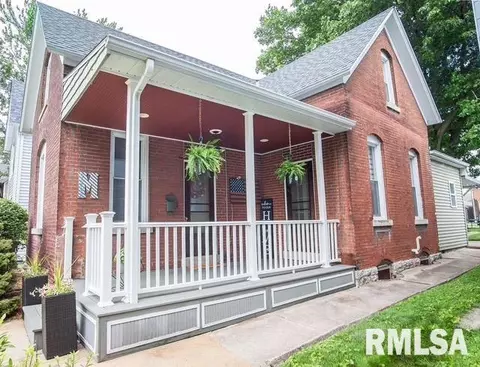 1208 N 9th St, Quincy, IL 62301