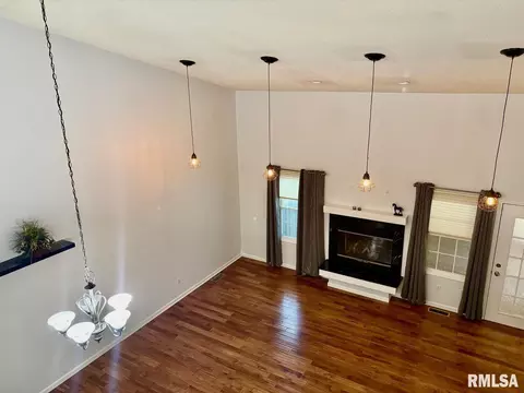 Living - 3205 Ashley Ln, Springfield, IL 62711 photo 3 of 5
