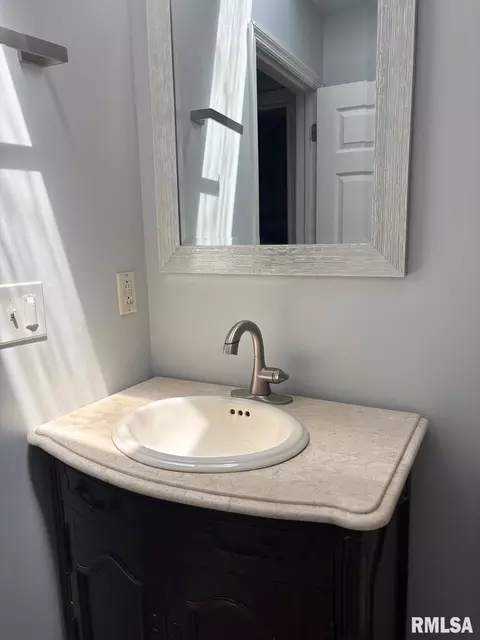 Bath - 3205 Ashley Ln, Springfield, IL 62711 photo 2 of 3