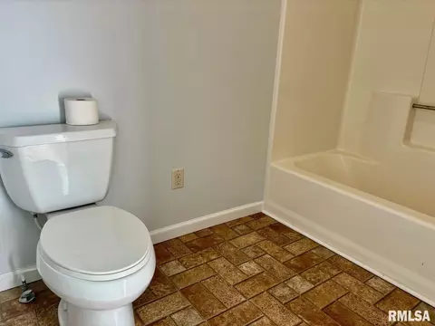 Bath - 3205 Ashley Ln, Springfield, IL 62711 photo 3 of 3