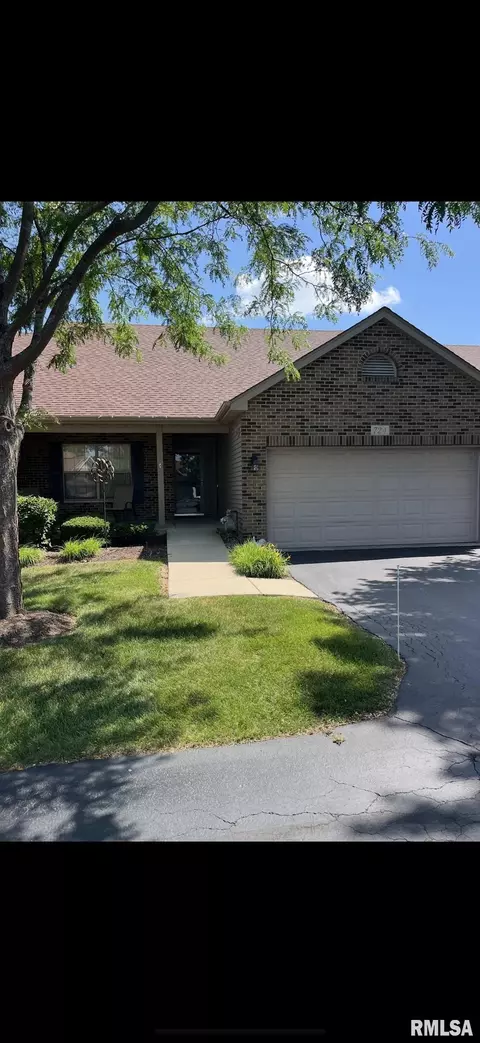 724 Nancy Ct, Sycamore, IL 60178