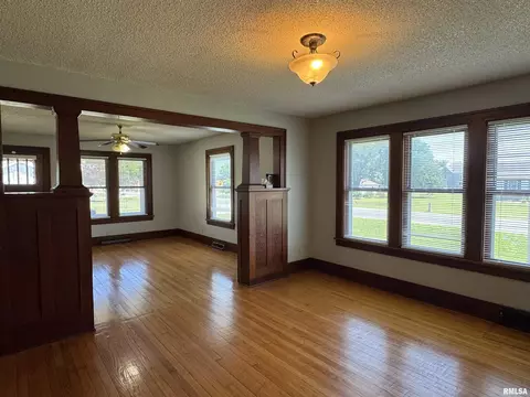 Living - 335 South St, Cameron, IL 61423 photo 2 of 6