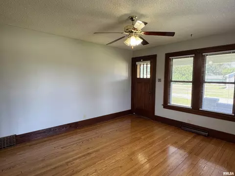 Living - 335 South St, Cameron, IL 61423 photo 4 of 6
