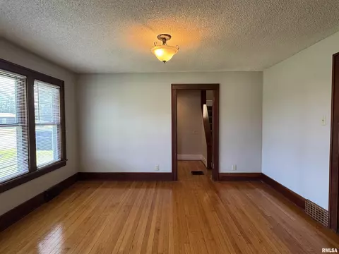 Living - 335 South St, Cameron, IL 61423 photo 3 of 6
