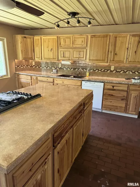 Kitchen - 6574 E County Road 420n Rd, Bath, IL 62617 photo 4 of 4