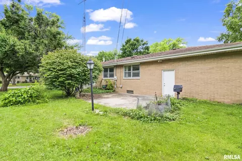 Exterior - 642 Witherspoon St, Springfield, IL 62704 photo 2 of 3