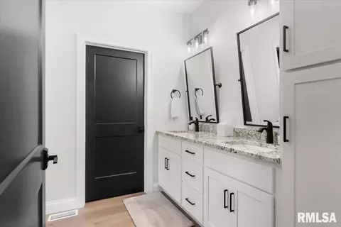 Bath - 1606 Blenheim Dr, Springfield, IL 62711 photo 1 of 3