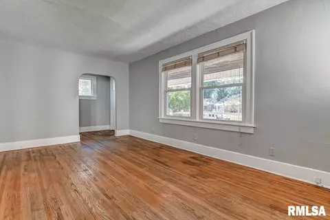 Living - 2040 S State St, Springfield, IL 62704 photo 1 of 7