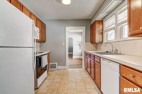 Kitchen - 2040 S State St, Springfield, IL 62704 photo 2 of 2