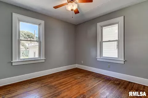 Bedroom - 2040 S State St, Springfield, IL 62704 photo 5 of 8