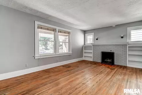 Living - 2040 S State St, Springfield, IL 62704 photo 5 of 7