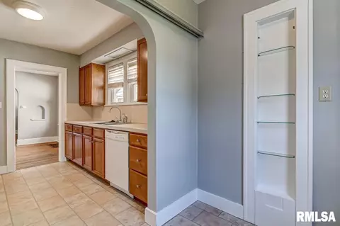 Entry Way - 2040 S State St, Springfield, IL 62704 photo 4 of 5