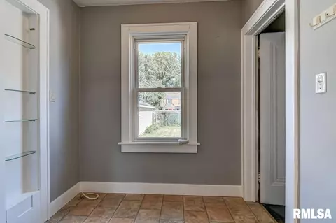 Entry Way - 2040 S State St, Springfield, IL 62704 photo 5 of 5