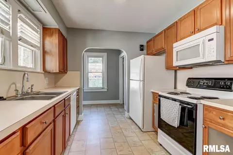 Kitchen - 2040 S State St, Springfield, IL 62704 photo 1 of 2