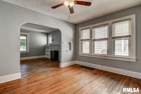 Living - 2040 S State St, Springfield, IL 62704 photo 3 of 7