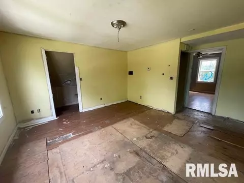 1046 W Calhoun Ave, Springfield, IL 62702 photo 2